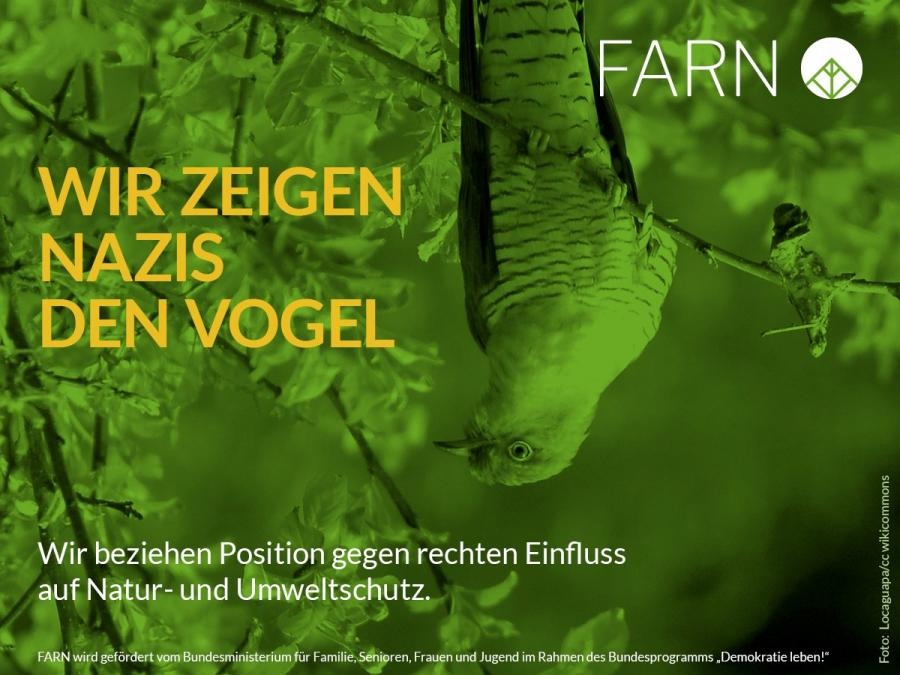 Grafik in Grüntönen mit einem kopfüber an einem Ast hängenden Vogel, dazu der gelbe Schriftzug "WIR ZEIGEN NAZIS DEN VOGEL" sowie das FARN-Logo oben rechts. Darunter steht: "Wir beziehen Position gegen rechten Einfluss auf Natur- und Umweltschutz."