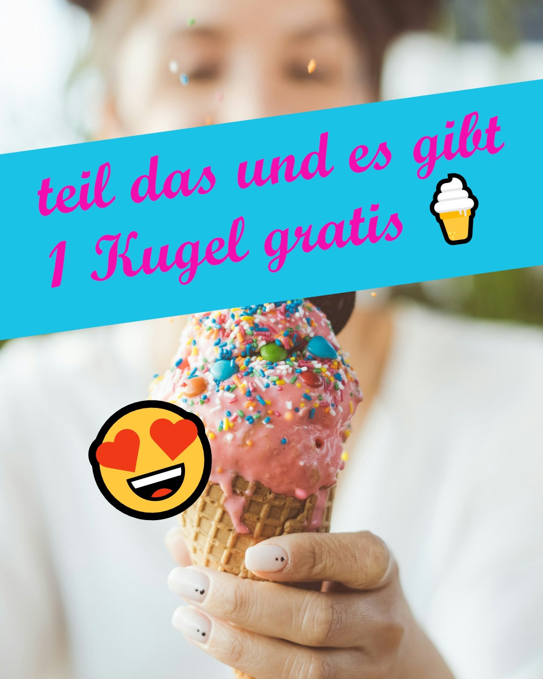 Eine Person hält eine Waffel mit rosa Eis, bunten Streuseln und Schokolinsen in die Kamera. Über dem Bild liegt ein türkisfarbenes Banner mit der pinken Aufschrift „teil das und es gibt 1 Kugel gratis" sowie ein Smiley mit Herzaugen.
