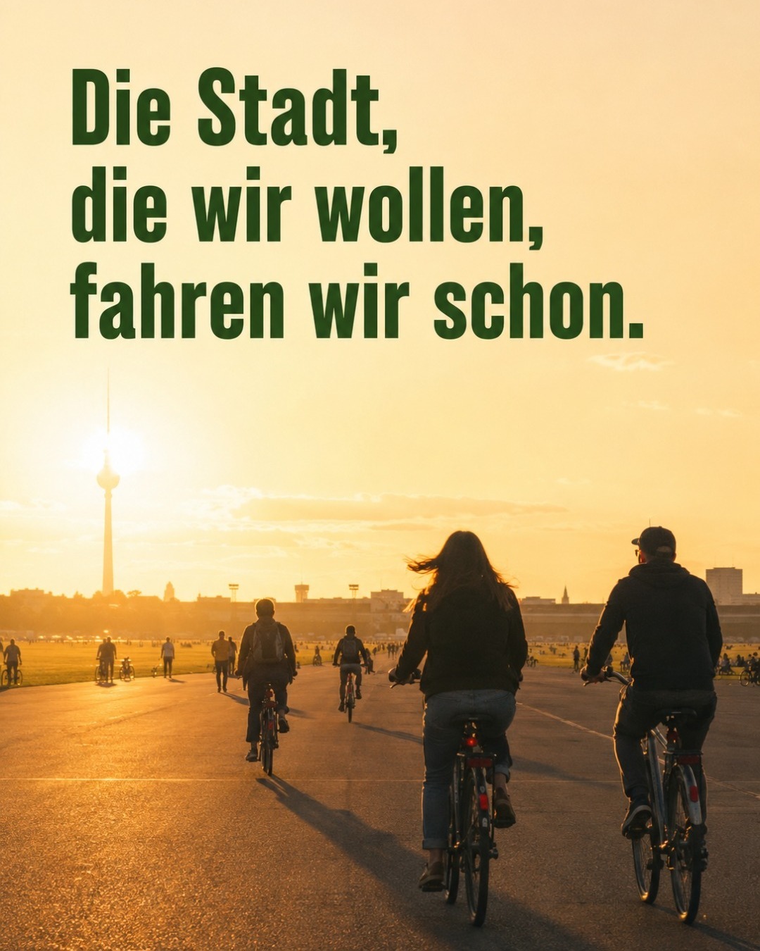 Menschen fahren bei Sonnenuntergang auf dem Tempelhofer Feld in Berlin Fahrrad, im Hintergrund ist die Silhouette des Fernsehturms zu sehen. Darüber steht in grüner Schrift der Text: „Die Stadt, die wir wollen, fahren wir schon."