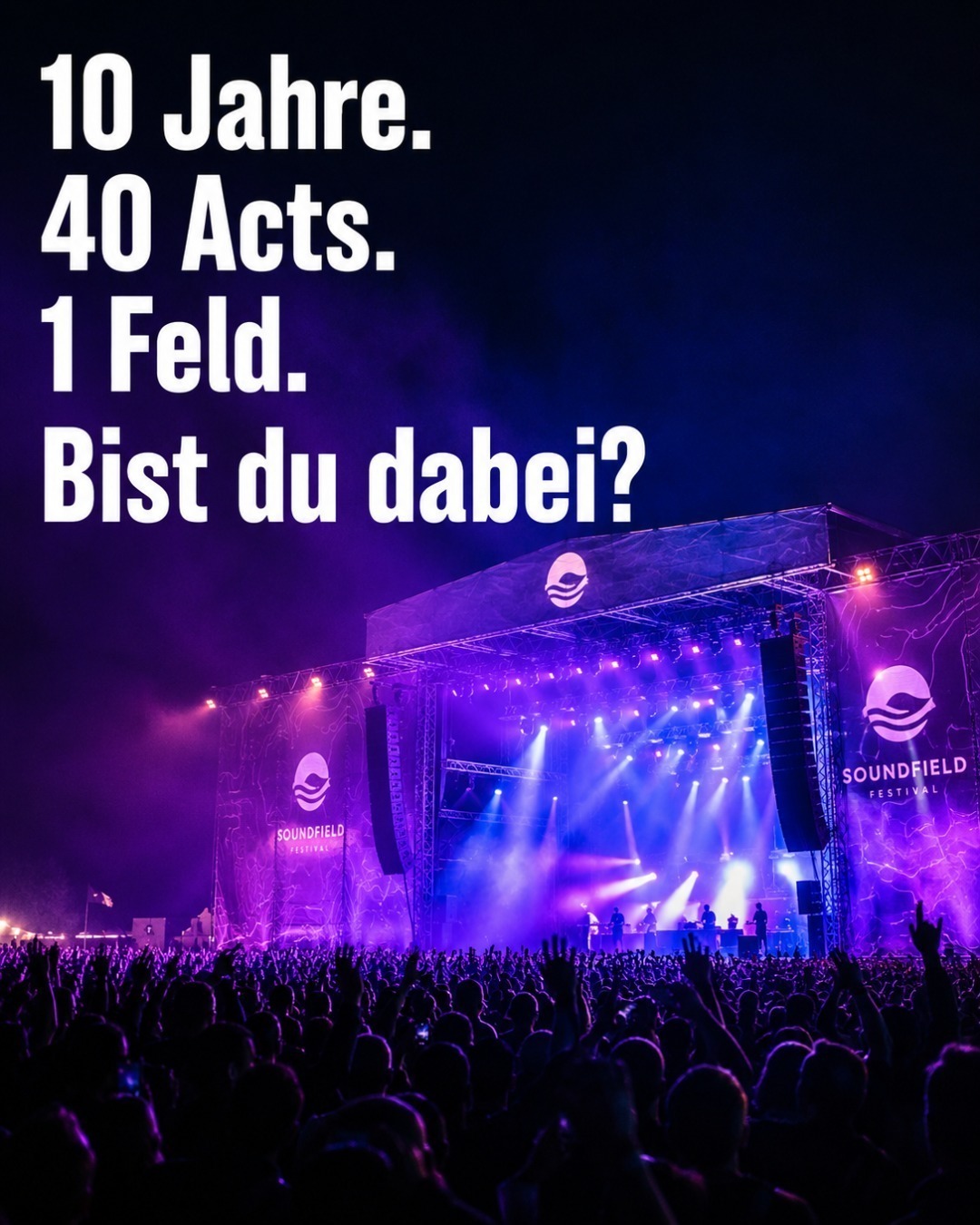 Werbebild für das Soundfield Festival mit dem Text „10 Jahre. 40 Acts. 1 Feld. Bist du dabei?“ vor einer nächtlichen Festivalbühne, die in violettes Licht getaucht ist, mit einer großen jubelnden Menschenmenge im Vordergrund.